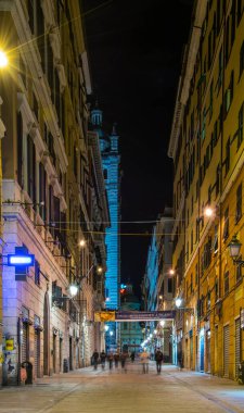 GENOA, ITALY, 13 Mart 2016: İnsanlar İtalyan şehri Genoa 'da gece boyunca di canneto Il lungo üzerinden Piazza de ferrari' ye doğru yürüyorlar.