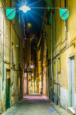 GENOA, İtalya, 13 Mart 2016: İtalyan kenti Genoa 'daki Garibaldi Caddesi' nin gece görüşü.