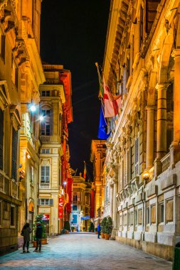 GENOA, İtalya, 13 Mart 2016: İtalyan kenti Genoa 'daki Garibaldi Caddesi' nin gece görüşü.