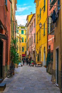 MONTEROSSO, İtalya, 13 Mart 2016: Monterosso al mare, cinque terre, İtalya 'da turistlerin gelmesini bekleyen dar bir sokağa bakış.