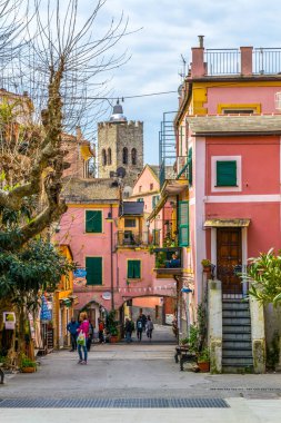 MONTEROSSO, İtalya, 13 Mart 2016: Monterosso al mare, cinque terre, İtalya 'da turistlerin gelmesini bekleyen dar bir sokağa bakış.