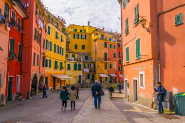 VERNAZZA, İtalya, 13 Mart 2016: Sinema Terre bölgesinin en önemli noktalarından biri olan İtalyan köyü vernazzasının ana caddesine bakınız.