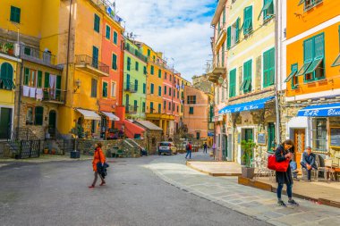 VERNAZZA, İtalya, 13 Mart 2016: Sinema Terre bölgesinin en önemli noktalarından biri olan İtalyan köyü vernazzasının ana caddesine bakınız.