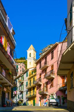 MANAROLA, İtalya, 13 Mart 2016: Manarola 'nın ana caddesine bakınız. Manarola, Sinema Terre Bölgesi' nin en önemli noktalarından biridir..