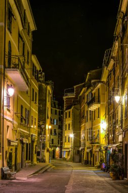 VERNAZA, ITALY, 13 Mart 2016: İtalyan köyü vernazzasının ana caddesinin gece görüşü.