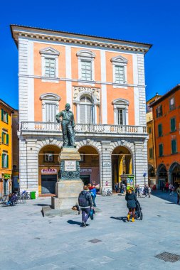 PISA, İtalya, 14 Mart 2016: Mart 'ın güneşli bir gününde insanlar PISA Garibaldi Meydanı' nda geziniyor.