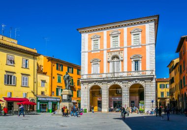 PISA, İtalya, 14 Mart 2016: Mart 'ın güneşli bir gününde insanlar PISA Garibaldi Meydanı' nda geziniyor.