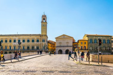 PISA, ITALY, 14 Mart 2016: İnsanlar Ponte di mezzo köprüsünü Piazza Garibaldi Meydanı ile İtalya 'nın Pisa belediyesini birbirine bağlayan köprüden geçiyor.
