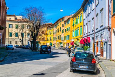 PISA, İtalya, 14 Mart 2016: İtalya 'nın Pisa kentindeki küçük bir sokağa bakış.