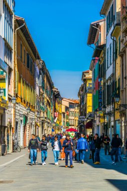 PISA, İtalya, 14 Mart 2016: İnsanlar İtalya 'nın Pisa kentindeki Corlevard İtalya' da bahar gezintisinin keyfini çıkarıyorlar.