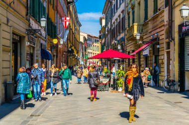 PISA, İtalya, 14 Mart 2016: İnsanlar İtalya 'nın Pisa kentindeki Corlevard İtalya' da bahar gezintisinin keyfini çıkarıyorlar.
