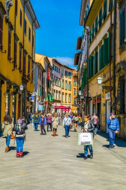 PISA, İtalya, 14 Mart 2016: İnsanlar İtalya 'nın Pisa kentindeki Corlevard İtalya' da bahar gezintisinin keyfini çıkarıyorlar.
