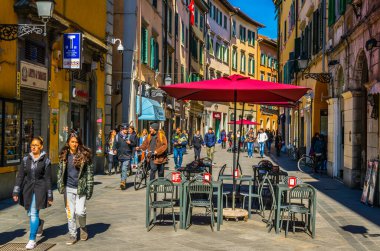 PISA, İtalya, 14 Mart 2016: İnsanlar İtalya 'nın Pisa kentindeki Corlevard İtalya' da bahar gezintisinin keyfini çıkarıyorlar.