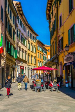 PISA, İtalya, 14 Mart 2016: İnsanlar İtalya 'nın Pisa kentindeki Corlevard İtalya' da bahar gezintisinin keyfini çıkarıyorlar.