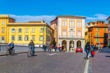 PISA, İtalya, 14 Mart 2016: Mart 'ın güneşli bir gününde insanlar PISA Garibaldi Meydanı' nda geziniyor.