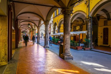 PISA, İtalya, 14 Mart 2016: İnsanlar İtalya 'nın Pisa kentindeki Guglielmo Oberdan üzerinden bahar gezintisinin keyfini çıkarıyorlar.