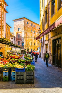 PISA, İtalya, 14 Mart 2016: İnsanlar İtalya 'nın Pisa kentindeki Guglielmo Oberdan üzerinden bahar gezintisinin keyfini çıkarıyorlar.