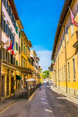 PISA, İtalya, 14 Mart 2016: İnsanlar İtalya 'nın Pisa kentindeki Guglielmo Oberdan üzerinden bahar gezintisinin keyfini çıkarıyorlar.