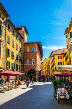 PISA, İtalya, 14 Mart 2016: İnsanlar İtalya 'nın Pisa kentindeki Guglielmo Oberdan üzerinden bahar gezintisinin keyfini çıkarıyorlar.