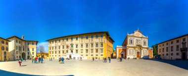 PISA, ITALY, 14 Mart 2016: Palazzo dei cavalieri de dahil olmak üzere Piazza dei cavalieri meydanının panoramatik manzarası - İtalya 'nın Pisa kentindeki Santo Stefano dei Cavalieri Kilisesi ve üniversitenin merkezi.