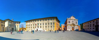 PISA, ITALY, 14 Mart 2016: Palazzo dei cavalieri de dahil olmak üzere Piazza dei cavalieri meydanının panoramatik manzarası - İtalya 'nın Pisa kentindeki Santo Stefano dei Cavalieri Kilisesi ve üniversitenin merkezi.