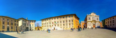 PISA, ITALY, 14 Mart 2016: Palazzo dei cavalieri de dahil olmak üzere Piazza dei cavalieri meydanının panoramatik manzarası - İtalya 'nın Pisa kentindeki Santo Stefano dei Cavalieri Kilisesi ve üniversitenin merkezi.