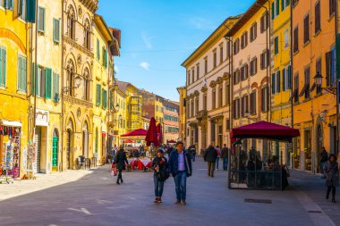 PISA, İtalya, 14 Mart 2016: İnsanlar İtalya 'nın Pisa kentindeki Santa Maria' da bahar gezintisinin keyfini çıkarıyorlar..