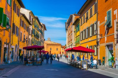 PISA, İtalya, 14 Mart 2016: İnsanlar İtalya 'nın Pisa kentindeki Santa Maria' da bahar gezintisinin keyfini çıkarıyorlar..