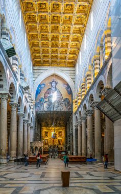 PISA, İtalya, 14 Mart 2016: İtalya 'daki Pisa katedralinin iç görünümü