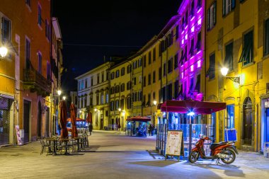 PISA, ITALY, 14 Mart 2016: İnsanlar bahar aylarında gece hayatı Santa Maria üzerinden İtalya 'nın Pisa şehrinde geziniyorlar.
