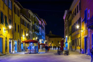 PISA, ITALY, 14 Mart 2016: İnsanlar bahar aylarında gece hayatı Santa Maria üzerinden İtalya 'nın Pisa şehrinde geziniyorlar.