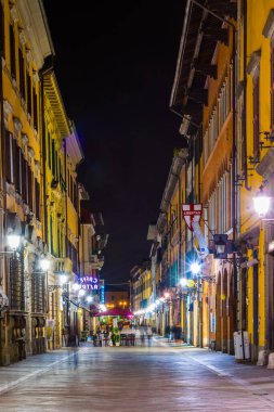 PISA, İtalya, 14 Mart 2016: İtalyan şehri Pisa 'daki aydınlık Corlevard İtalya' nın gece görüşü.