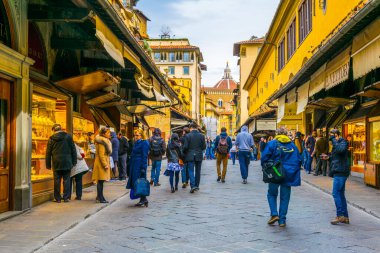 FLORENCE, ITALY, 15 Mart 2016: İnsanlar İtalya 'nın Floransa kentindeki Ponte vecchio köprüsündeki geniş dükkanlar arasında geziniyor