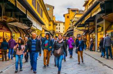 FLORENCE, ITALY, 15 Mart 2016: İnsanlar İtalya 'nın Floransa kentindeki Ponte vecchio köprüsündeki geniş dükkanlar arasında geziniyor