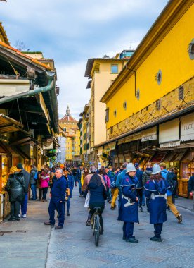 FLORENCE, ITALY, 15 Mart 2016: İnsanlar İtalya 'nın Floransa kentindeki Ponte vecchio köprüsündeki geniş dükkanlar arasında geziniyor