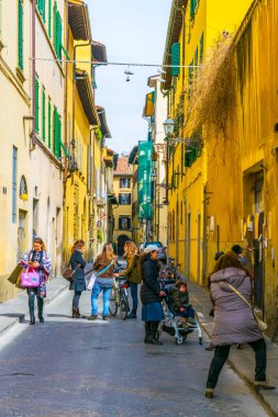 FLORENCE, ITALY, 15 Mart 2016: İtalya 'nın Floransa kentindeki küçük bir caddeye bakış.