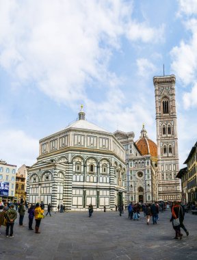 FLORENCE, ITALY, 15 Mart 2016: İnsanlar İtalya 'nın Floransa kentindeki Santa Maria del Fiore katedralinin önünde geziniyor