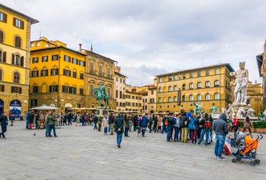 FLORENCE, ITALY, 15 Mart 2016: Turistler Floransa 'daki Piazza della Signoria' daki Cosimo I de 'Medici Piazza della Signoria' daki Binicilik heykeline hayran
