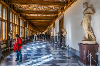 FLORENCE, ITALY, 15 Mart 2016: Floransa 'daki Uffizi galerisindeki bir koridorun ayrıntıları