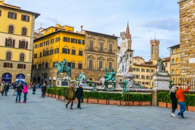 FLORENCE, ITALY, 15 Mart 2016: İnsanlar İtalya 'nın Floransa kentindeki Piazza della Signoria' daki ünlü Neptün Çeşmesine hayran