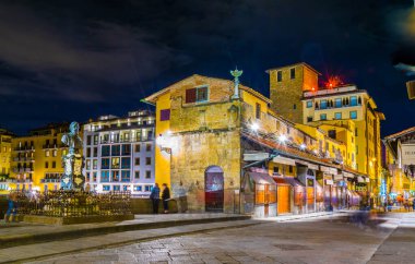 FLORENCE, İtalya, 15 Mart 2016: İtalya 'nın Floransa kentindeki ışıklı ponte vecchio köprüsünün gece görüşü