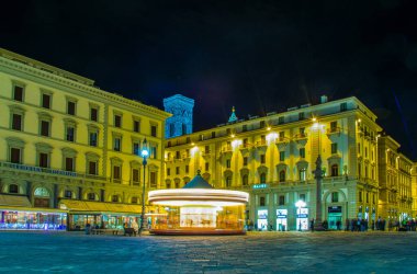 FLORENCE, ITALY, 15 Mart 2016: İtalyan kentinin Floransa kentindeki Piazza della repubblica meydanının gece manzarası