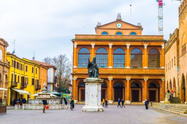 RIMINI, İtalya, 16 Mart 2016: İtalya 'nın Rimini şehrinde insanlar Piazza Cavour' daki Teatro Galli binasının önünden geçiyor