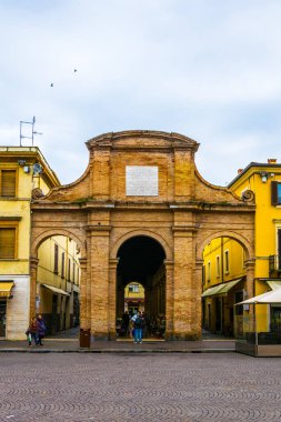 RIMINI, İtalya, 16 Mart 2016: İtalya 'nın Rimini şehrinde halk meydandan geçiyor