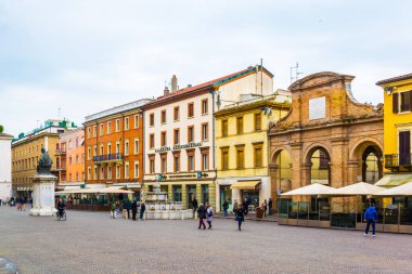 RIMINI, İtalya, 16 Mart 2016: İtalya 'nın Rimini şehrinde halk meydandan geçiyor