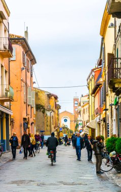 RIMINI, İtalya, 16 Mart 2016: İtalya 'nın Rimini şehrinin merkezinde insanlar sokakta yürüyor