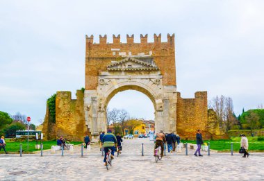RIMINI, İtalya, 16 Mart 2016: İnsanlar Rimini, İtalya 'da Augustus Kemeri' nden geçiyor