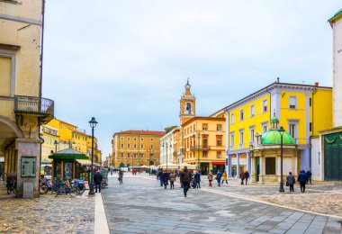 RIMINI, İtalya, 16 Mart 2016: İtalya 'nın Rimini şehrinde insanlar Piazza Martiri' den geçiyor