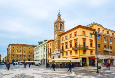 RIMINI, İtalya, 16 Mart 2016: İtalya 'nın Rimini şehrinde insanlar Piazza Martiri' den geçiyor