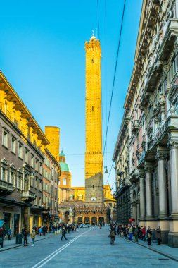 BOLOGNA, ITALY, 17 Mart 2016: İnsanlar Franco Rizzoli üzerinden Bologna 'nın iki kulesine doğru yürüyor - Torre Garisenda ve Torre Degli Asinelli